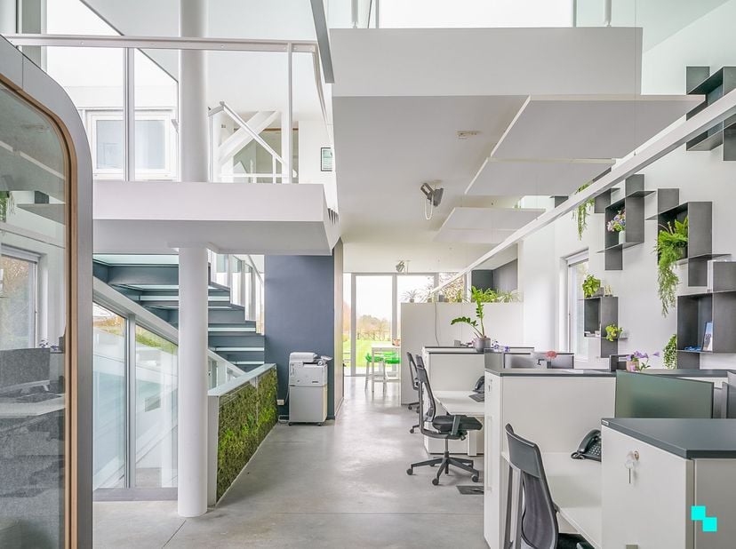 Deze high-end kantoorruimte is gelegen op een perceel van 6.203 m² en beschikt over een bruto bruikbare vloeroppervlakte van 410 m². Uitstekend gelege