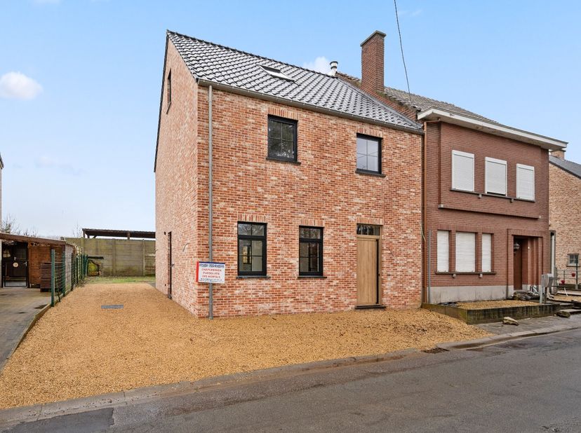 Prachtige nieuwbouw HOB met tuin en 3 slpks te Zoutleeuw.<br />
Deze nieuwbouw is gelegen in Zoutleeuw en is een prachtige halfopen bebouwing. De woni