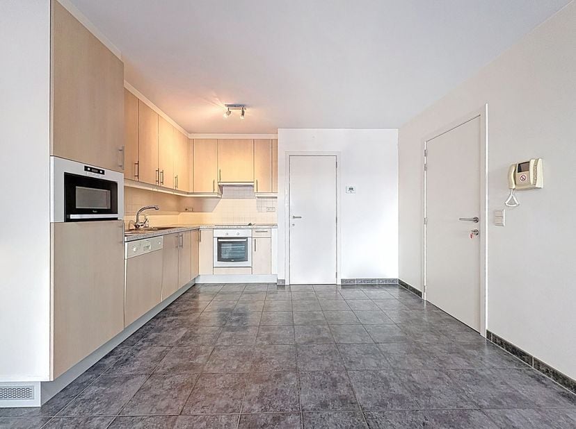 Appartement ensoleillé situé près de la plage et des magasins.&amp;nbsp; L'appartement se trouve au deuxième étage et comprend: entrée, cuisine équipée, l