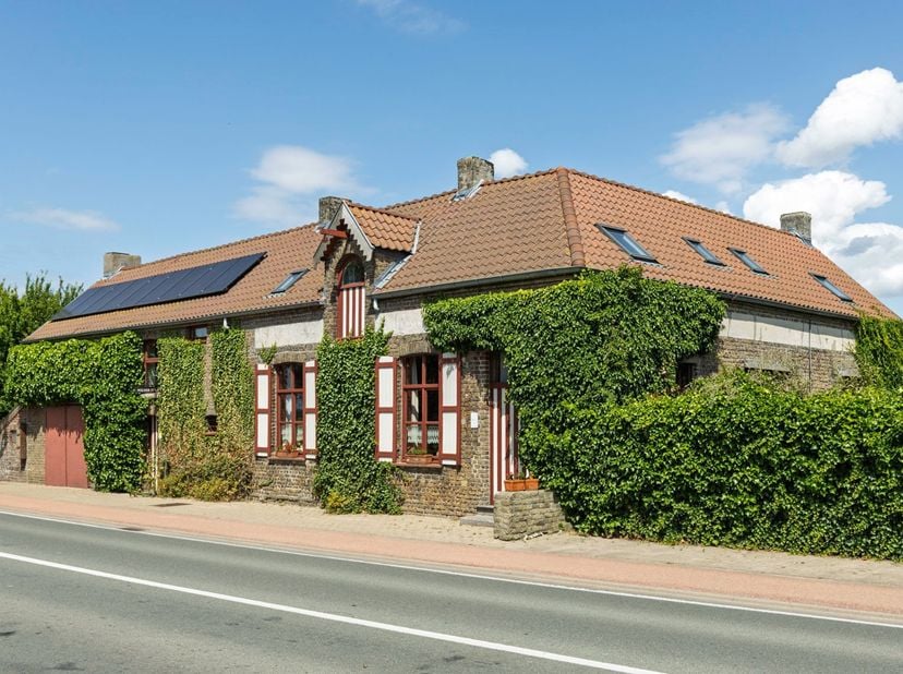 Op een gunstige locatie langs de Oostendesesteenweg en het kanaal Nieuwpoort-Plassendale vindt u dit uitzonderlijke en veelzijdige eigendom, bestaande