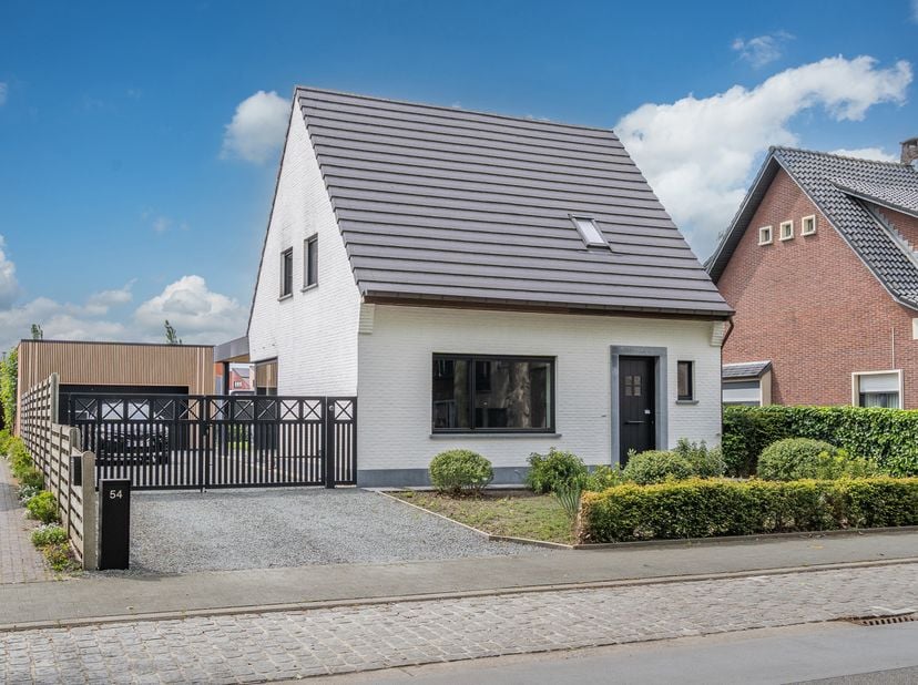Volledig gerenoveerde woning tot in de puntjes afgewerkt met duurzame materialen. Gelegen in het centrum van Wuustwezel met alle voorzieningen op wand