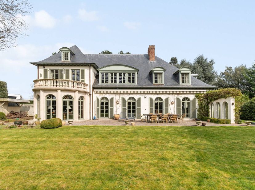 Discreet verscholen in de residentiële wijk Bouchout in Wemmel bevindt zich deze authentieke villa uit 1958. Met een indrukwekkende bewoonbare oppervl