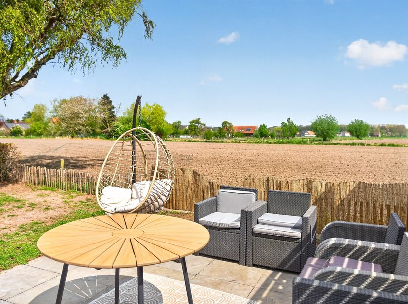 Op de grens tussen Gistel en Koekelare ligt deze instapklare halfopen bebouwing in een rustige en groene omgeving. De woning combineert een moderne af