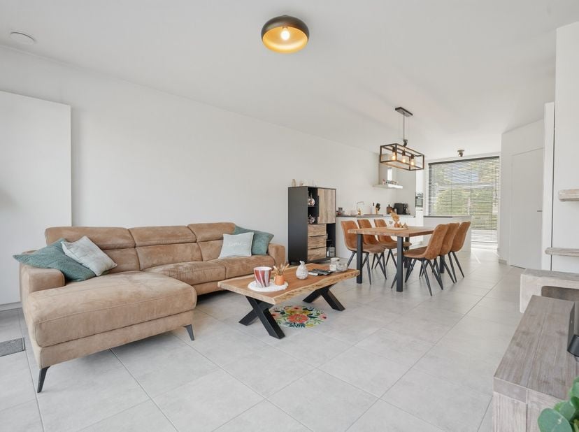 KIJKDAG ZATERDAG 18/07 VAN 10U TOT 12U! (inschrijven via residentievastgoed.be)<br />
<br />
Recente energiezuinige woning met zonnige tuin te Diksmui