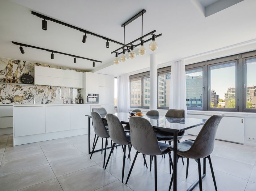 Ligging<br />
Dit appartement bevindt zich op een uitstekende locatie: op wandelafstand van de Blaarmeersen en de Coupure, en op comfortabele fietsafs