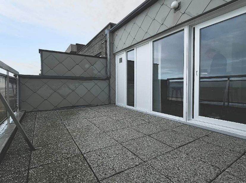 <br />
Dit is een zeldzame kans: een penthouse op de Zeedijk, waar je elke dag wakker wordt met het geluid van de zee en een eindeloos gevoel van vrij