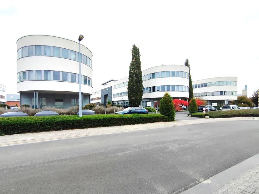 Ideaal gelegen kantoorruimte van in totaal 404 m² bruto, zeer dicht bij afrit 17 van de R0-lijn. Deze volledig flexibele kantoorruimte, badend in natu