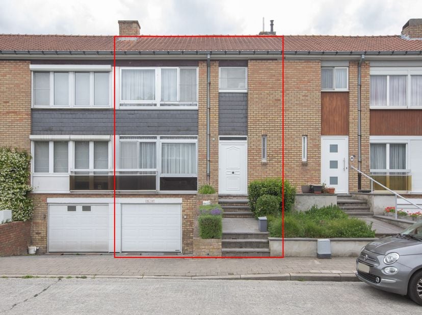 BEL-ETAGEWONING MET RUIME GARAGE - <br />
<br />
Bieden vanaf € 290.000.<br />
<br />
Deze bel-etagewoning is gelegen in een rustige woonomgeving te S
