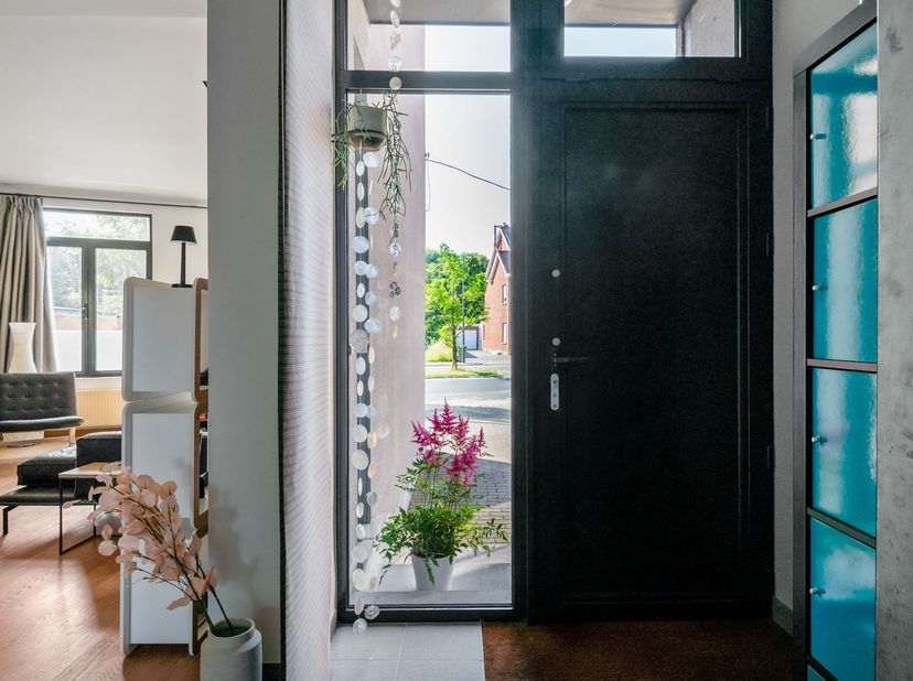 Knappe halfopen bebouwing voorzien van 4 slaapkamers, dubbele garage/magazijn en aangelegde tuin op ruim perceel (303m²) biedt tal van mogelijkheden v