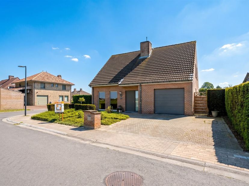 In een rustige en kindvriendelijke verkaveling te Eernegem bevindt zich deze verzorgde alleenstaande gezinswoning op een perceel van 535 m². Dankzij d