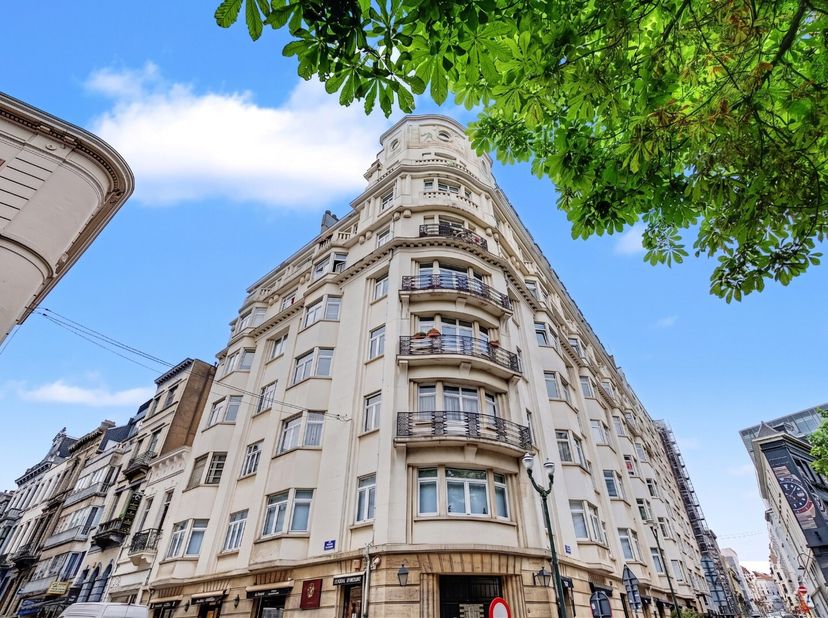 Gelegen in een van de meest gegeerde wijken van Brussel bevindt dit ruime appartement zich op de derde verdieping van een verzorgd Art Deco-gebouw uit