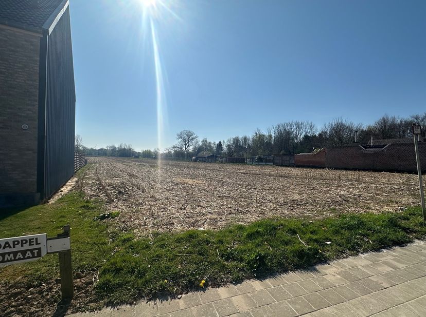 In een strategisch gelegen zijweg van de grote baan hebben wij deze landbouwgrond (lot 5) te koop.<br />
Erpe is zeer goed gelegen in de omtrek rond