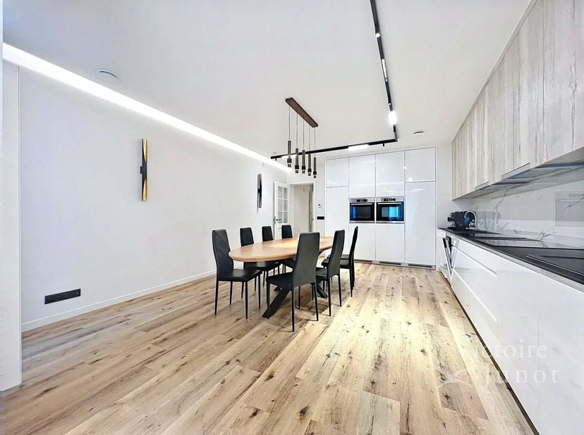 Bien présenté par Carla Rodriguez : 0494 07 97 54 / carla.rodriguez@victoire.be<br />
Victoire Junot vous propose cette belle maison meublée Art Déco