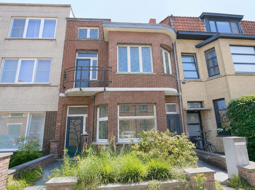 Indeling van het goed<br />
<br />
Gelijkvloers:<br />
Een ruime inkomhall die doorgang geeft tot de eetkamer, voorplaats &amp;amp;<br />
woonkamer en de