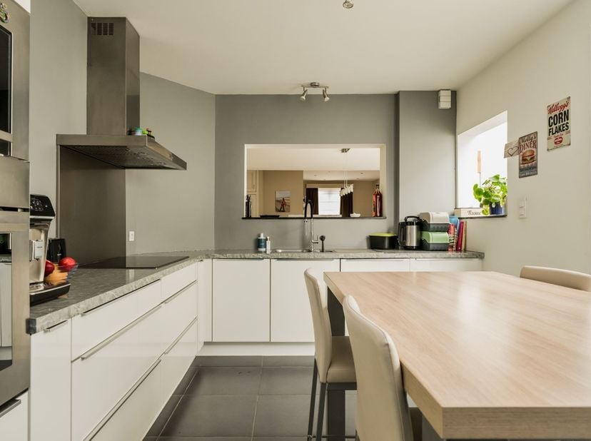 Laat u verrassen door deze lichtrijke en instapklare woning:<br />
Troeven:<br />
•	3 slaapkamers <br />
•	10 Zonnepanelen met batterij <br />
•	E