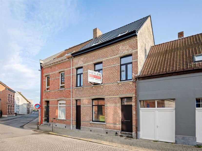 Prachtig, instapklaar herenhuis (5slpk) in Hartje Herentals. <br />
Deze instapklare woning verenigt modern comfort met charmante accenten. Vanaf 2024