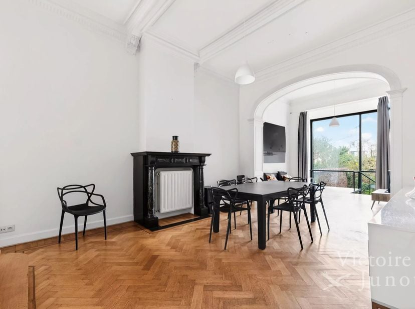 Gelegen aan een van de meest prestigieuze lanen in de wijk van het Place Brugmann, biedt deze prachtige triplex te renoveren een totale oppervlakte va