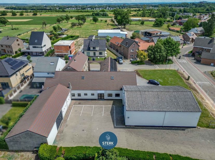 MULTIFUNCTIONEEL BEDRIJFSGEBOUW OP EEN ZICHTLOCATIE NABIJ MAASTRICHT ! <br />
<br />
We vinden dit commercieel pand met een bruikbare oppervlakte van