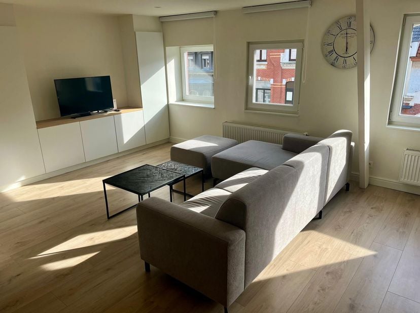Voor meer informatie contacteer Daan Seys: 0491/06.97.30. Dit gerenoveerde duplex appartement (95m2) is gelegen te Oostende op een uiterst gunstige lo