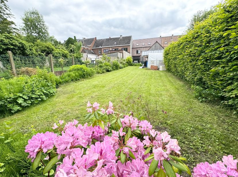 Deze woning in Oordegem is een ideale plek voor wie op zoek is naar een ruime, gezinsvriendelijke woning vol mogelijkheden. Zeker een bezoekje waard.<