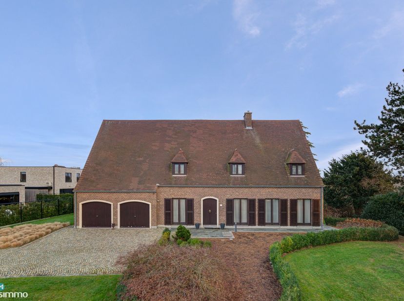RIANTE VILLA MET CHARMANTE UITSTRALING ALS LANDHUIS OP ZEER RUIM PERCEEL IN WELLEN<br />
<br />
*** Bekijkt U deze woning via een aanverwante website?