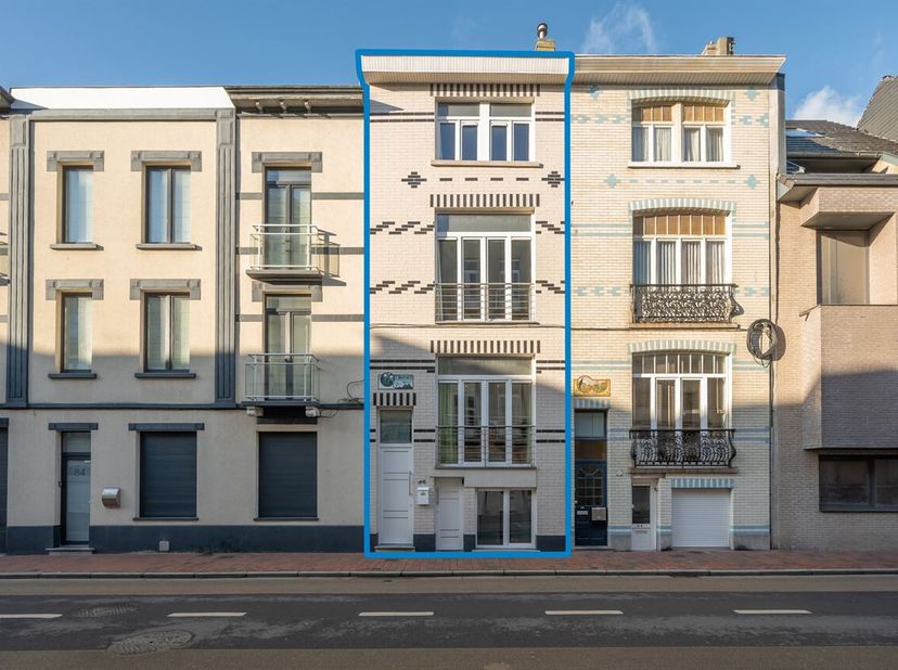 Ontdek deze uitzonderlijk aangename eengezinswoning in perfecte staat, ideaal als vaste woonst of als tweede verblijf aan de kust. Dankzij de centrale