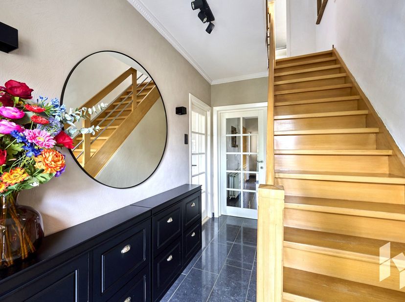 Gunstig gelegen instapklare, gerenoveerde woning (166 m²) met 4 slaapkamers op een afgesloten perceel van 525m².<br />
Deze zeer goed onderhouden gezi