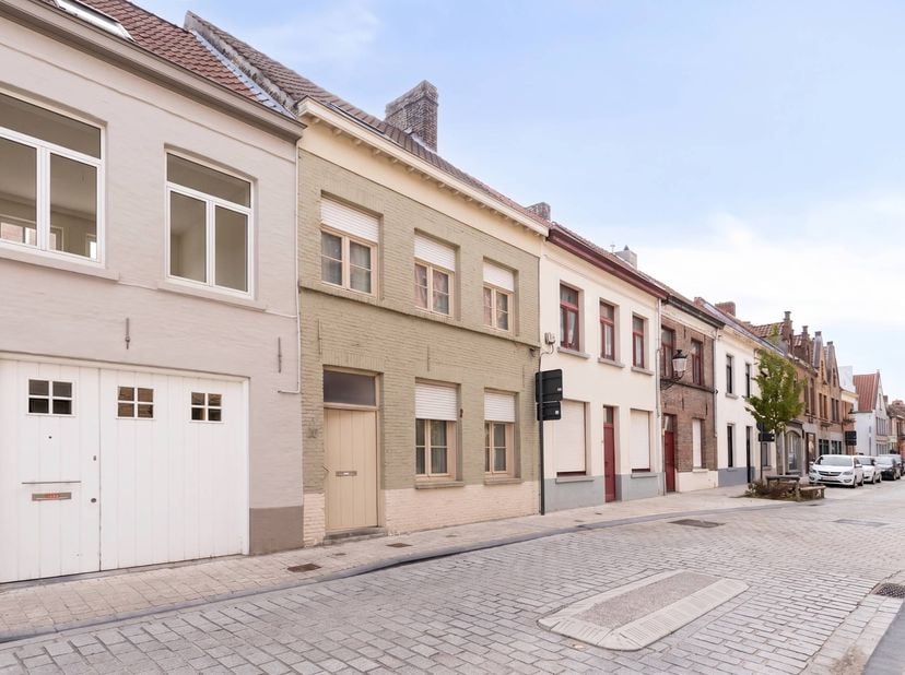 Cette maison étonnamment spacieuse à vendre à Vlamingdam 20 offre une combinaison unique de confort, de lumière naturelle et de caractère authentique.
