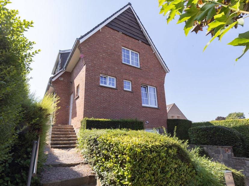 Située dans un quartier résidentiel calme et recherché de Zaventem, cette spacieuse maison à rafraîchir offre une superficie habitable de 195 m² (cave