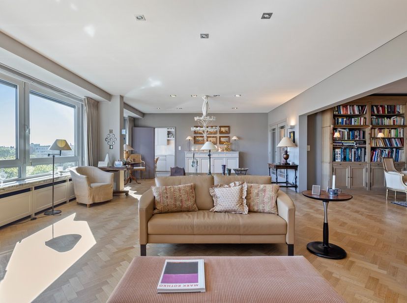 De luxueuze residentie Embassy &amp;amp; Windsor is gelegen aan het begin van het Zuidpark op enkele stappen van de binnenstad. Dit grote klassevolle appa
