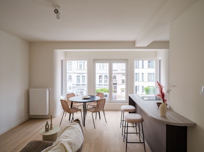 Op een uitstekende locatie in de Victor Braeckmanlaan te Sint-Amandsberg bevindt zich dit recent gerenoveerde appartement van ca. 60 m². Het is gelege