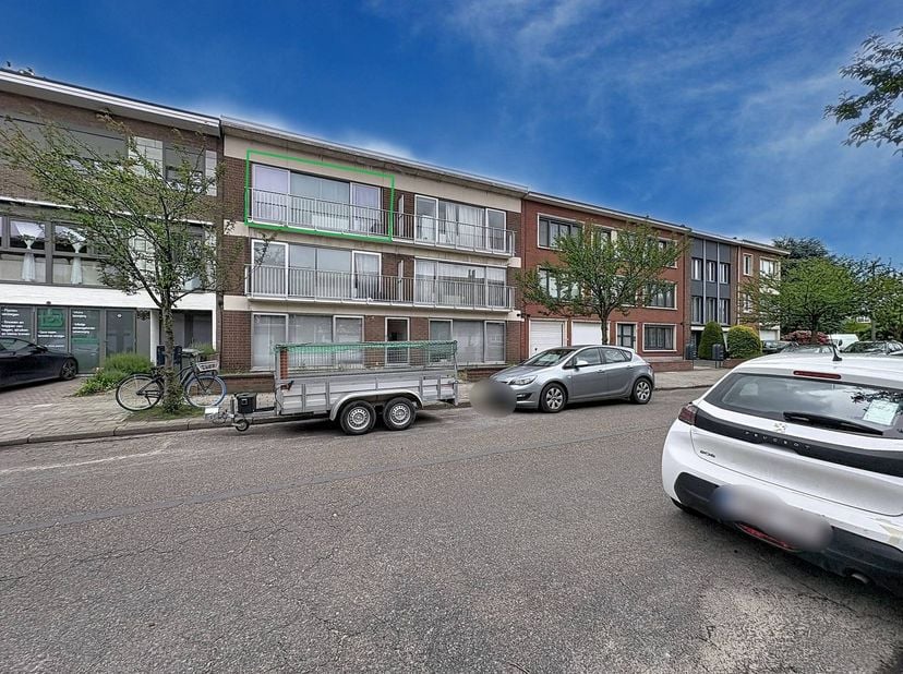Cet appartement de 2 chambres prêt à emménager offre l'équilibre parfait entre calme et emplacement central. Grâce aux grandes fenêtres, le salon spac