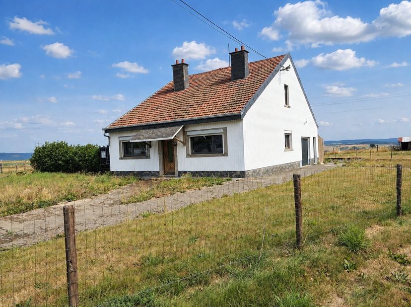 Het vastgoedkantoor ERA B-LUX heeft het genoegen u deze prachtige woning in Warempage voor te stellen.Gelegen op een perceel van meer dan 20 are, besc