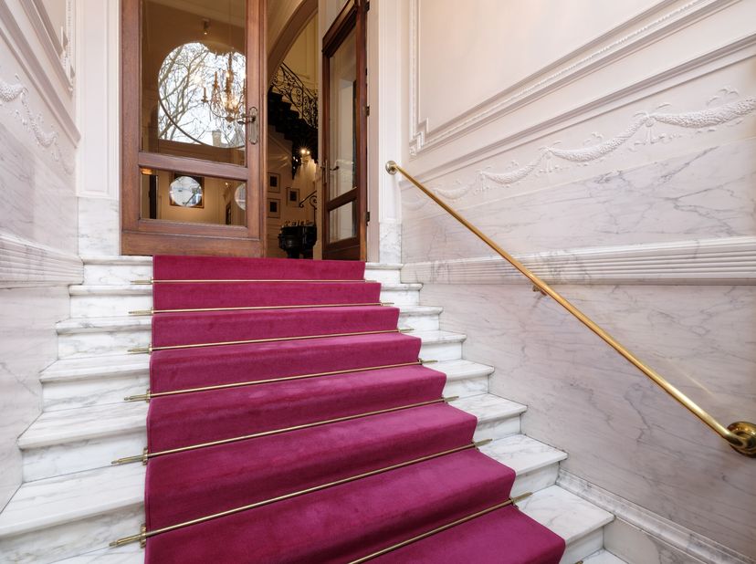 Deze indrukwekkende herenwoning combineert grandeur en hedendaags comfort op een toplocatie. De woning werd met oog voor detail gerenoveerd, waarbij a