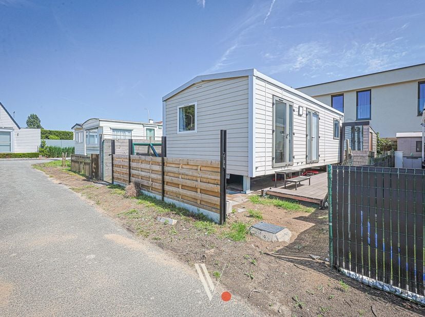 Zeer recente en verzorgde chalet op eigen grond in vakantiepark Dunepark te Oostduinkerke/Nieuwpoort. Het leuk en verzorgd park bevindt zich op 800 m
