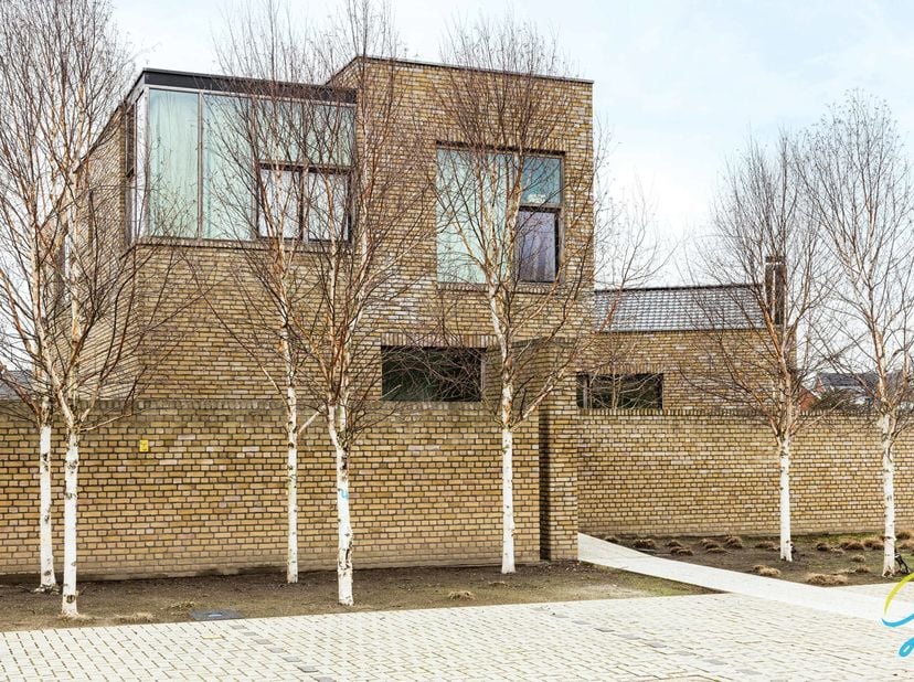 Te koop te Berlare!<br />
Dit veelzijdige gebouw in Berlare biedt tal van mogelijkheden voor gemengd gebruik en is ideaal voor wie werken wenst te com
