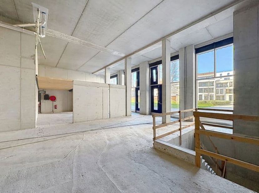 Situé au Falconpoort 24A à Antwerpen, ce bien neuf et polyvalent offre une superficie totale d’environ 666 m². Il fait partie du projet contemporain «