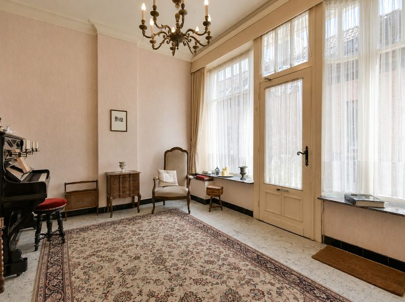Ontdek deze karaktervolle woning op een topligging in de Nieuwstraat 4 te Torhout. Hier woont u pal in het centrum, met winkels, scholen, horeca en op