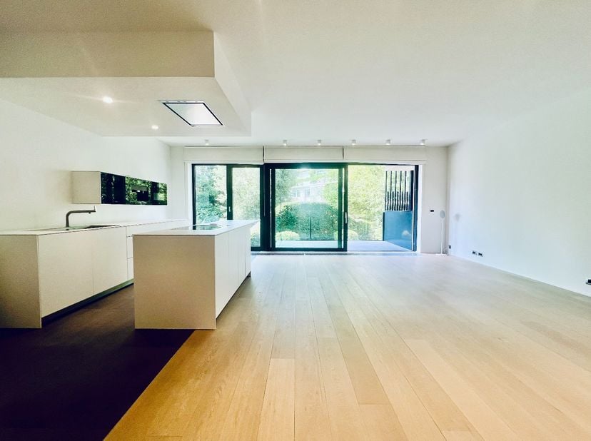 Situé au premier étage d'une résidence de standing, cet élégant appartement offre une superficie habitable d'environ 125 m² (selon le certificat PEB).