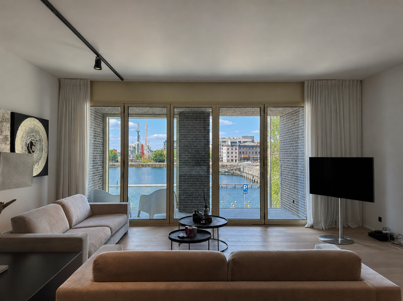 Dit ruime duplexappartement met hoogwaardige afwerking is gelegen op het Eilandje, een van de meest geliefde wijken van Antwerpen. De luxueuze afwerki