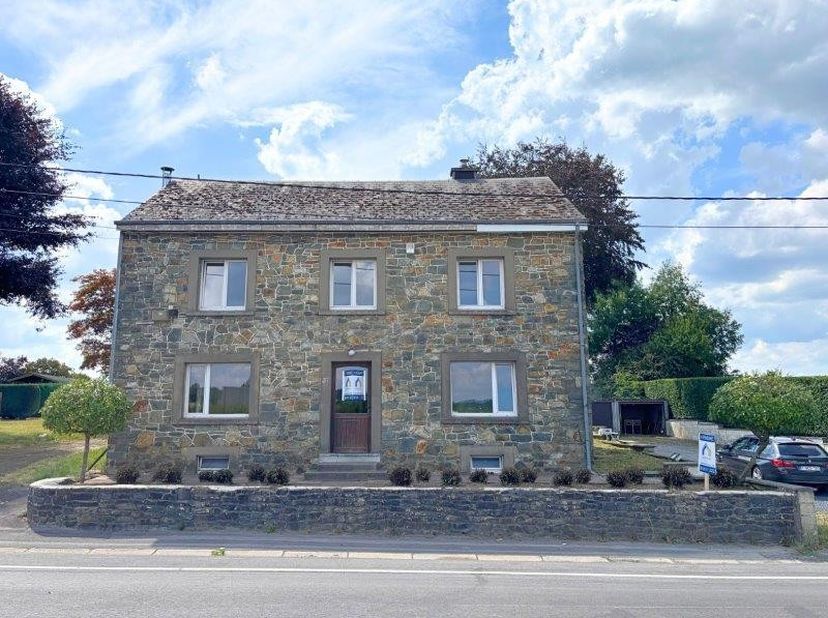 Maison 4 façades à rénover, avec jardin et 2 garages, située à proximité du centre de Libramont, sur une parcelle de +- 15 ares 12 centiares.&amp;nbsp;<br