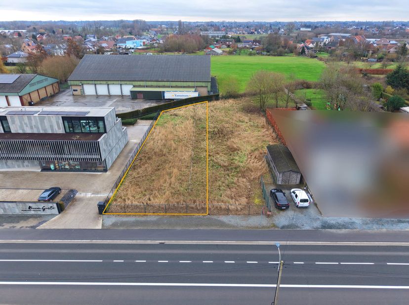 Zoekt u een centraal gelegen bouwgrond voor open bebouwing met vlotte bereikbaarheid? Dan zal deze u zeker en vast bekoren!<br />
Deze bouwgrond bevin