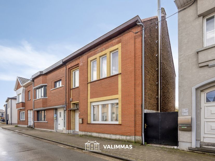 VALIMMAS verkoopt deze ruime, zeer degelijke en welgelegen woning met mooi terras en tuin...<br />
<br />
Het gelijkvloers omvat een inkomhal, een liv