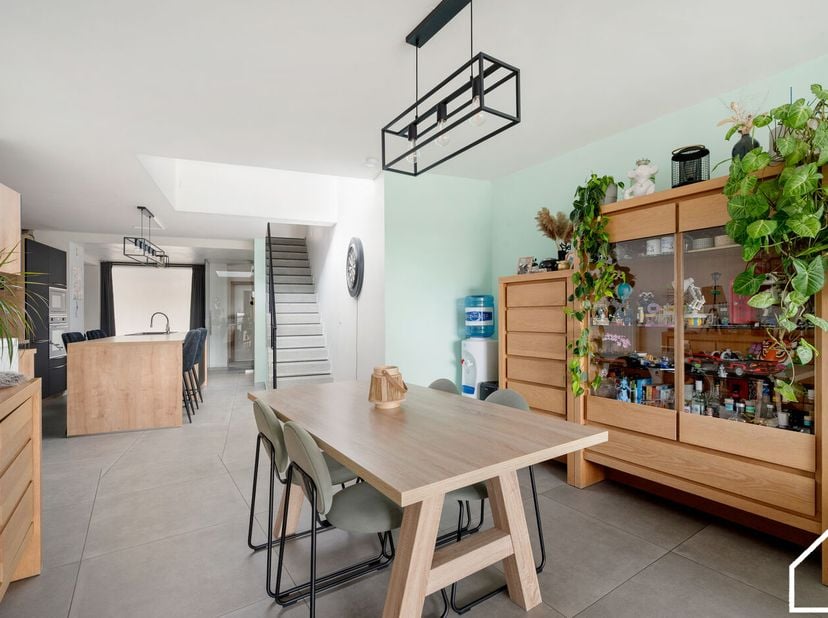 Deze energiezuinige woning uit 2021 biedt de ideale kans als investering, eerste woonst zonder zorgen of een gezellige gezinswoning met zijn EPC A, 4