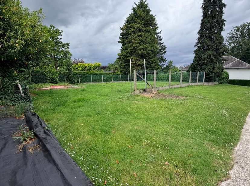 TE RENOVEREN GEZINSWONING MET 4 SLAAPKAMERS, TUIN EN GARAGES TE GERAARDSBERGEN. Bent u op zoek naar een woning met ruimte en potentieel waar u volledi