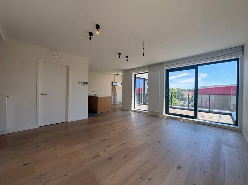 Ligging<br />
Dit moderne appartement is gelegen aan de Poolse Winglaan in Gent, op een uitstekende locatie nabij AZ Maria Middelares en de Kortrijkse