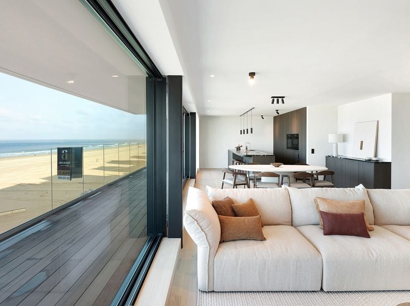Exclusief high-end appartement met zeezicht in iconisch gebouw te Duinbergen<br />
In de prestigieuze ‘Duinenresidence’, op de hoek van de zeedijk en