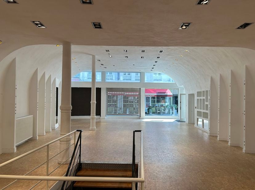 Handelspand te huur gelegen aan de Oude Koornmarkt.<br />
Met een gevelbreedte van ca 14M is dit een van de breedste panden in de straat.<br />
Bovend