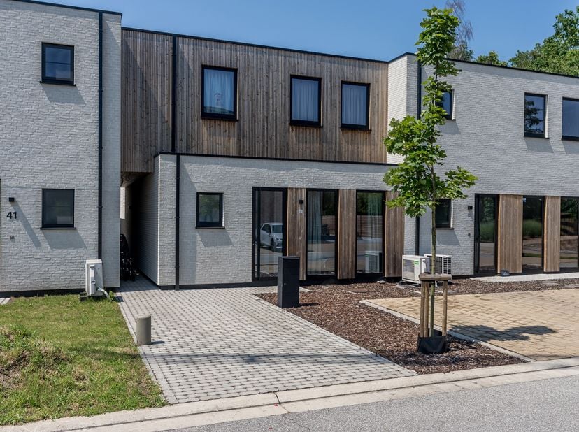 Instapklare nieuwbouwwoning in rustige, kindvriendelijke straat<br />
Welkom in deze recente en energiezuinige nieuwbouwwoning, gebouwd in 2024 en gel