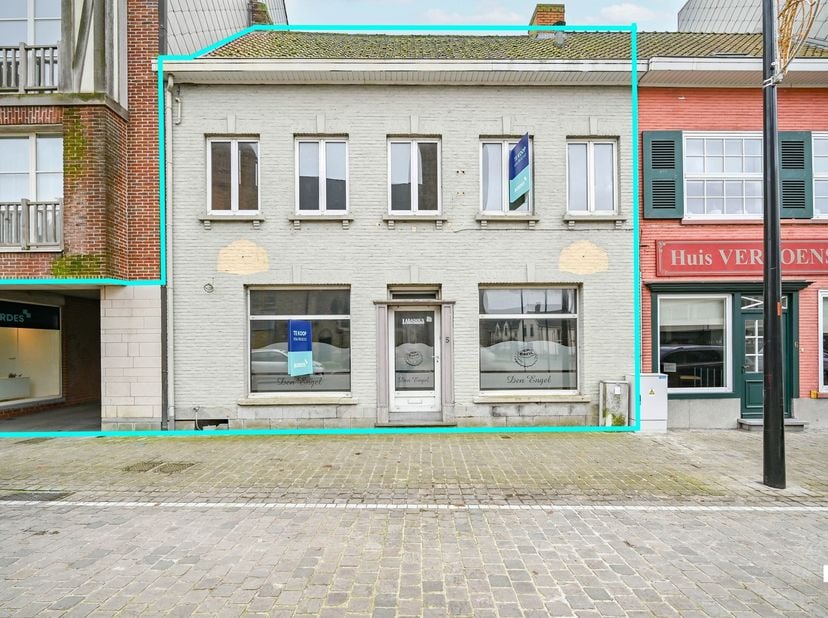 Dit karaktervolle handelspand met bijhorende woonst, ooit het bruisende decor van een geliefd café, biedt een wereld aan mogelijkheden op een absolute
